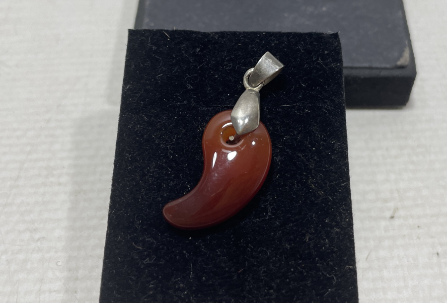 VAV FORMUNDA YAPILMIŞ AKİK TAŞLI GÜMÜŞ KOLYE UCU