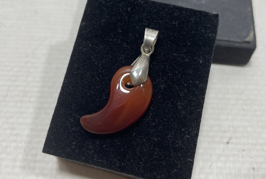 VAV FORMUNDA YAPILMIŞ AKİK TAŞLI GÜMÜŞ KOLYE UCU