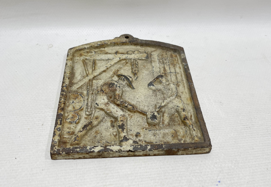 1900 BAŞLARI KABARTMA İŞÇİLİKLİ METAL PLAKA