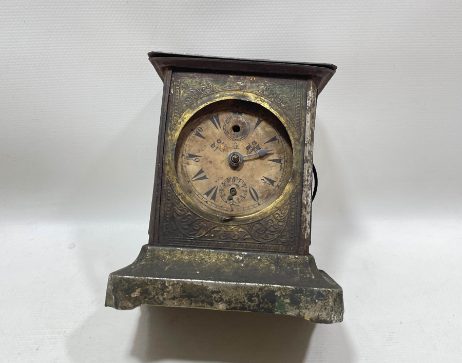 MEŞRUTİYET SANCAKLI NADİR MODEL MASA SAATİ