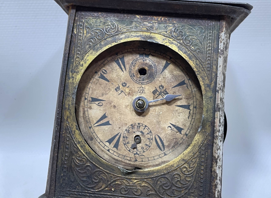 MEŞRUTİYET SANCAKLI NADİR MODEL MASA SAATİ