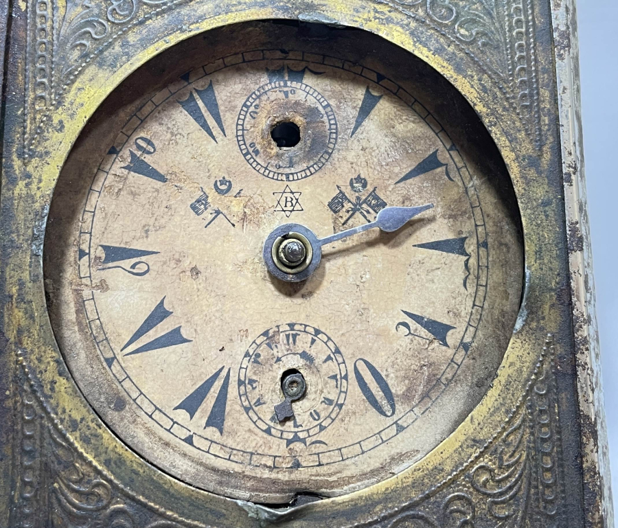 MEŞRUTİYET SANCAKLI NADİR MODEL MASA SAATİ