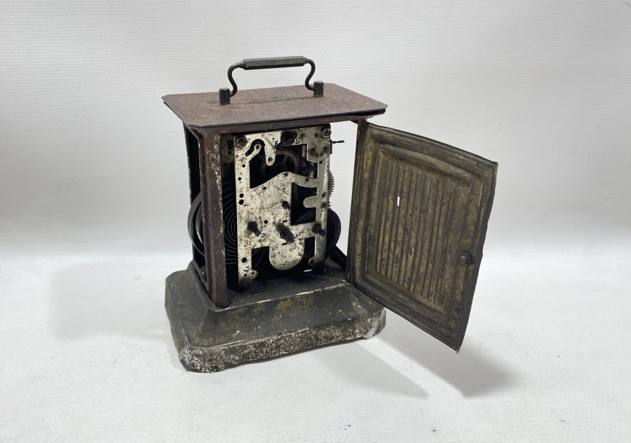 MEŞRUTİYET SANCAKLI NADİR MODEL MASA SAATİ