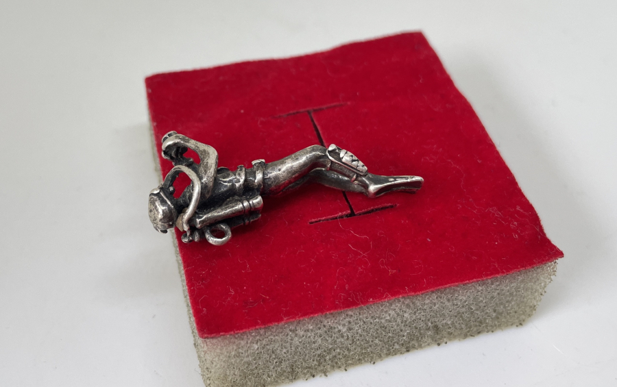 DALGIÇ FORMUNDA YAPILMIŞ GÜMÜŞ KOLYE UCU