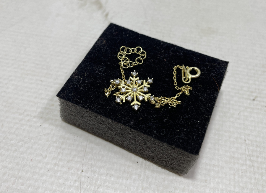 KAR TANESİ FORMUNDA YAPILMIŞ ALTIN VERMEYLİ GÜMÜŞ BİLEKLİK