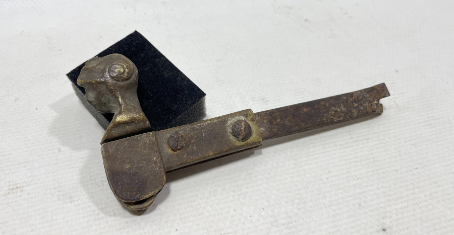 OSMANLI DÖNEMİ GLADYATÖR FORMUNDA YAPILMIŞ RUM İŞİ PENCERE TUTMAÇLARI