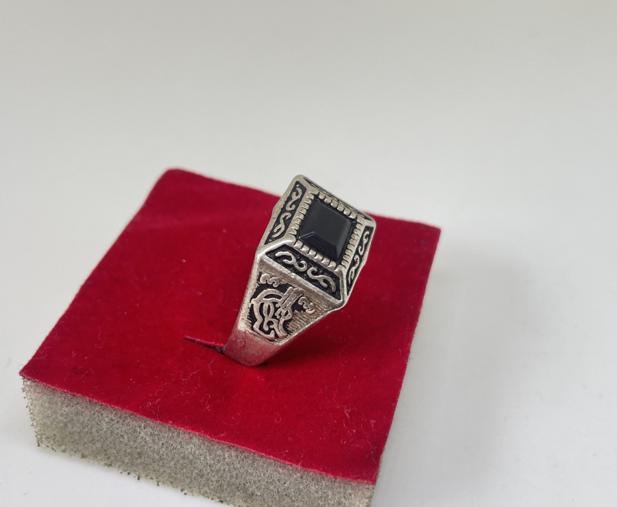 YAN KISIMLARI TUĞRALI VE DOĞAL TAŞLI GÜMÜŞ YÜZÜK