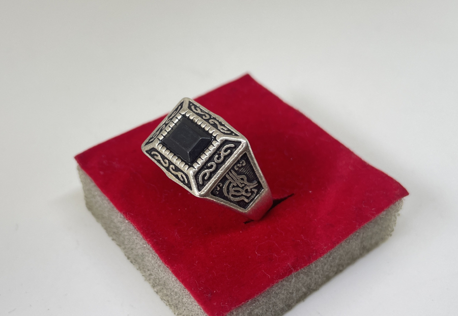 YAN KISIMLARI TUĞRALI VE DOĞAL TAŞLI GÜMÜŞ YÜZÜK