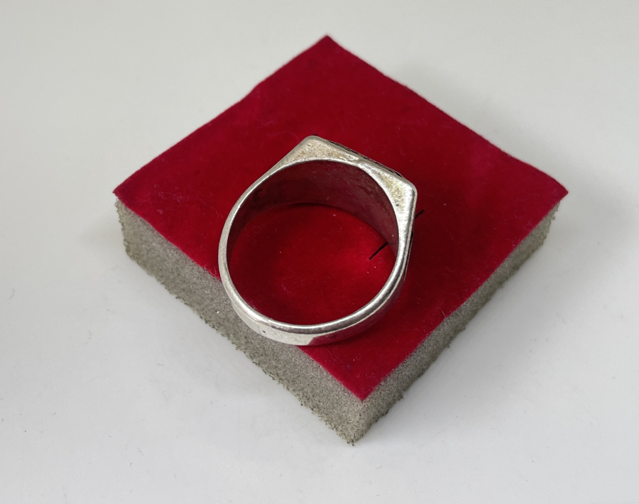 YAN KISIMLARI TUĞRALI VE DOĞAL TAŞLI GÜMÜŞ YÜZÜK