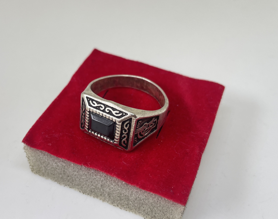 YAN KISIMLARI TUĞRALI VE DOĞAL TAŞLI GÜMÜŞ YÜZÜK