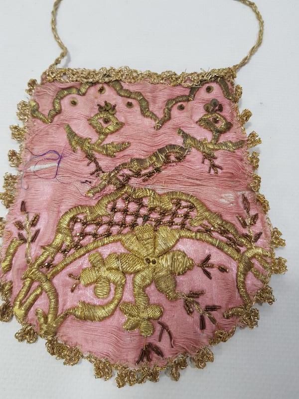 OSMANLI DÖNEMİ ALTIN SIRMA İŞLEMELİ İPEK ELMASİYE GELİN KINA KESESİ 