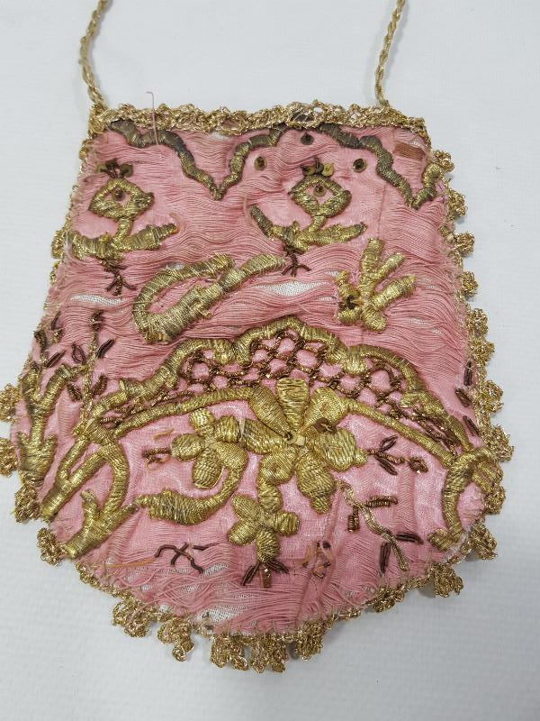 OSMANLI DÖNEMİ ALTIN SIRMA İŞLEMELİ İPEK ELMASİYE GELİN KINA KESESİ 