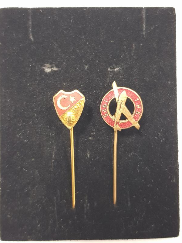 TÜRK HAVA KURUMU VE TÜRKİYE VOLEYBOL FEDERASYONU ROZETLERİ