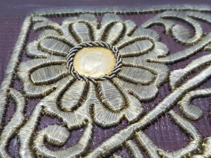 ÜZERİ ALTIN SIRMA İŞLEMELİ, OSMANLICA YAZILI VE ALTIN PLAKALARLA SÜSLÜ DERİ CÜZDAN