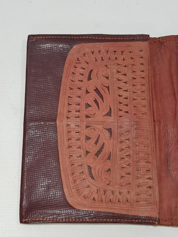 ÜZERİ ALTIN SIRMA İŞLEMELİ, OSMANLICA YAZILI VE ALTIN PLAKALARLA SÜSLÜ DERİ CÜZDAN