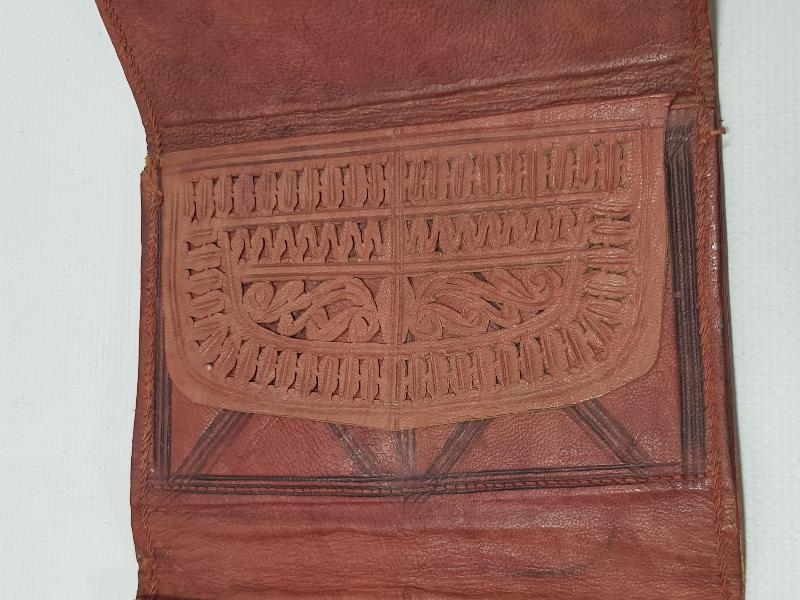 ÜZERİ ALTIN SIRMA İŞLEMELİ, OSMANLICA YAZILI VE ALTIN PLAKALARLA SÜSLÜ DERİ CÜZDAN
