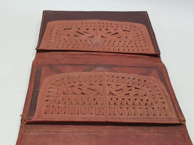 ÜZERİ ALTIN SIRMA İŞLEMELİ, OSMANLICA YAZILI VE ALTIN PLAKALARLA SÜSLÜ DERİ CÜZDAN