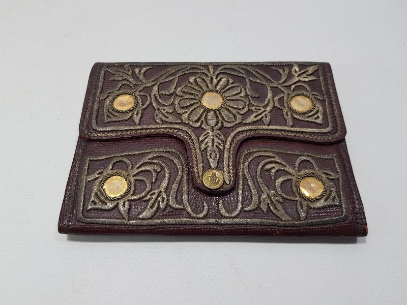 ÜZERİ ALTIN SIRMA İŞLEMELİ, OSMANLICA YAZILI VE ALTIN PLAKALARLA SÜSLÜ DERİ CÜZDAN