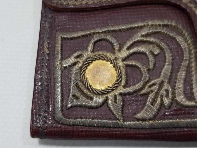 ÜZERİ ALTIN SIRMA İŞLEMELİ, OSMANLICA YAZILI VE ALTIN PLAKALARLA SÜSLÜ DERİ CÜZDAN