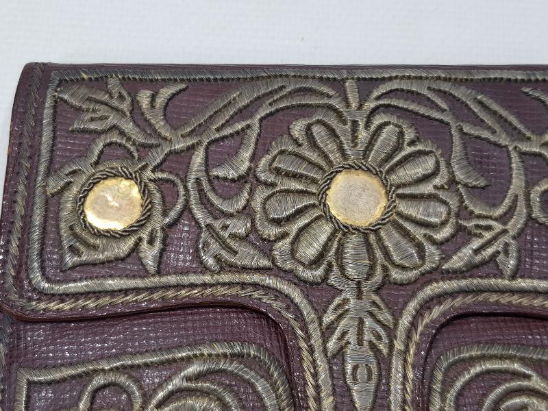 ÜZERİ ALTIN SIRMA İŞLEMELİ, OSMANLICA YAZILI VE ALTIN PLAKALARLA SÜSLÜ DERİ CÜZDAN