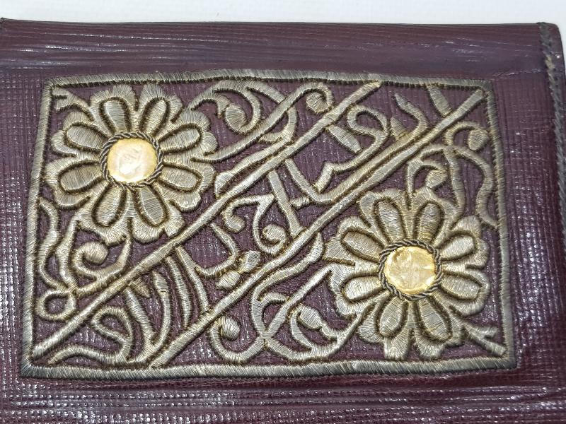ÜZERİ ALTIN SIRMA İŞLEMELİ, OSMANLICA YAZILI VE ALTIN PLAKALARLA SÜSLÜ DERİ CÜZDAN