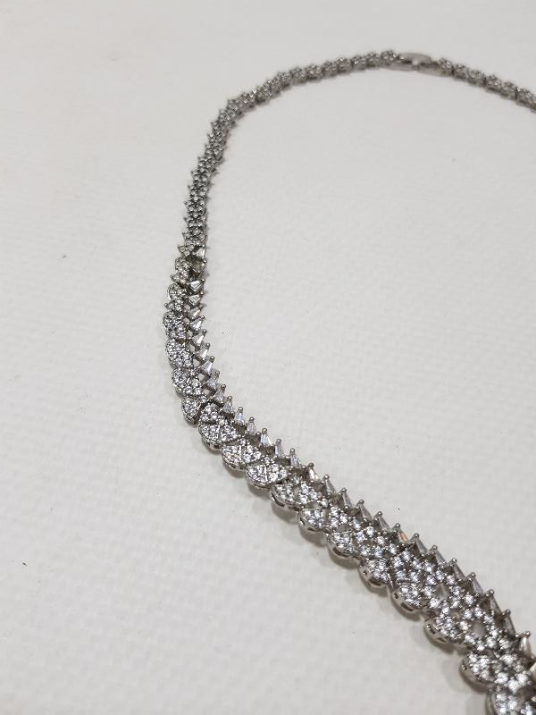 ZİRKON TAŞLARLA SÜSLÜ ÖZEL DİZAYN GERDANLIK 