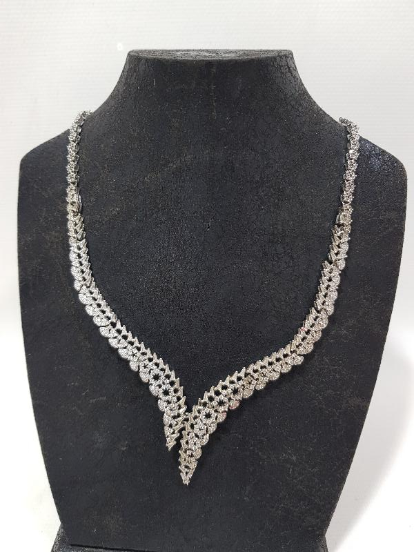 ZİRKON TAŞLARLA SÜSLÜ ÖZEL DİZAYN GERDANLIK 