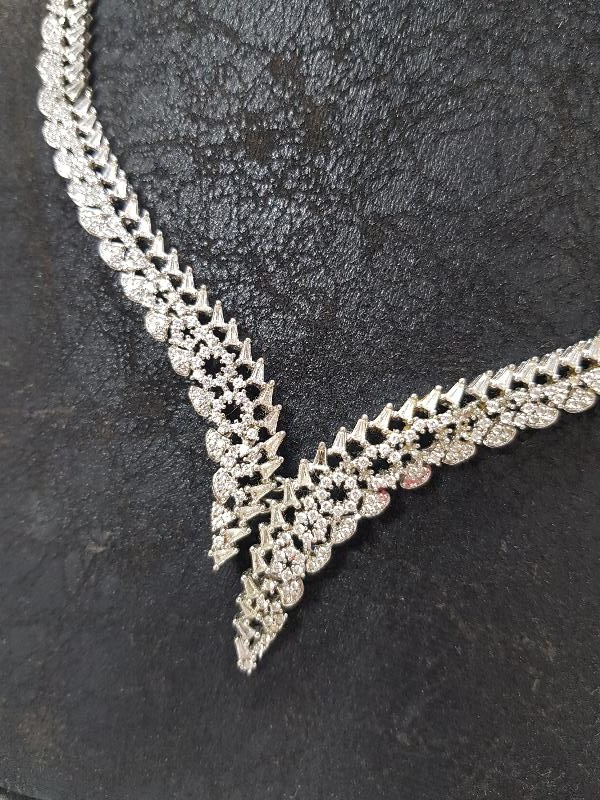 ZİRKON TAŞLARLA SÜSLÜ ÖZEL DİZAYN GERDANLIK 