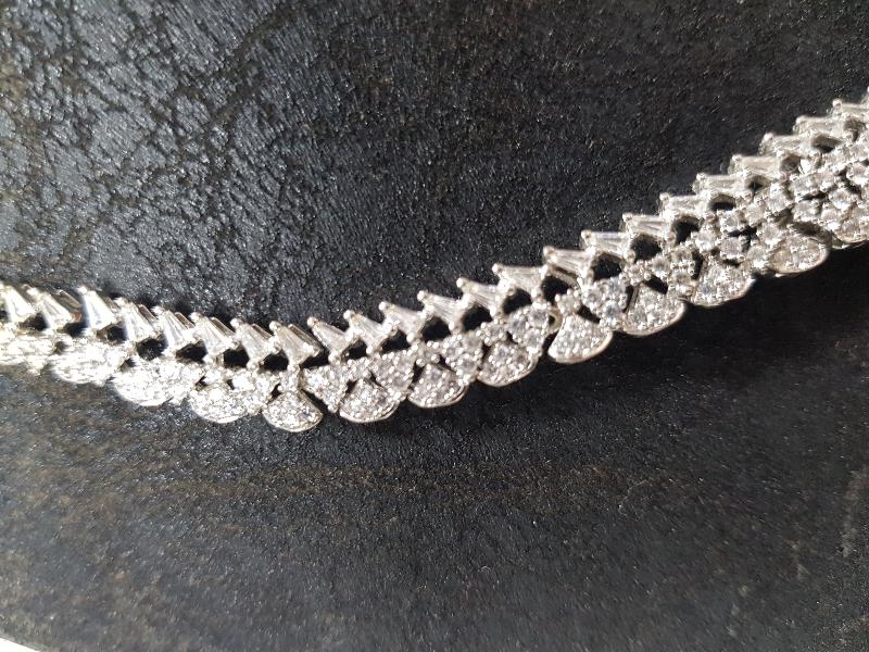 ZİRKON TAŞLARLA SÜSLÜ ÖZEL DİZAYN GERDANLIK 