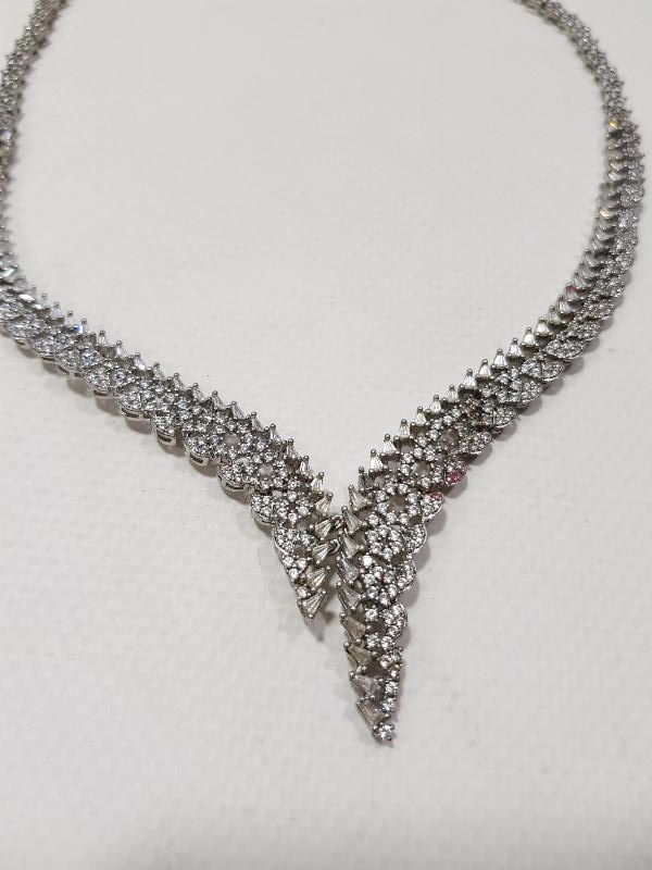 ZİRKON TAŞLARLA SÜSLÜ ÖZEL DİZAYN GERDANLIK 