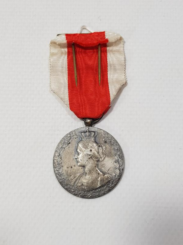 1. DÜNYA SAVAŞI 1914-1918 TARİHLİ KUTUSUNDA GÜMÜŞ MADALYA