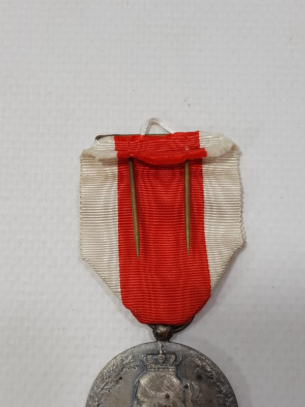 1. DÜNYA SAVAŞI 1914-1918 TARİHLİ KUTUSUNDA GÜMÜŞ MADALYA