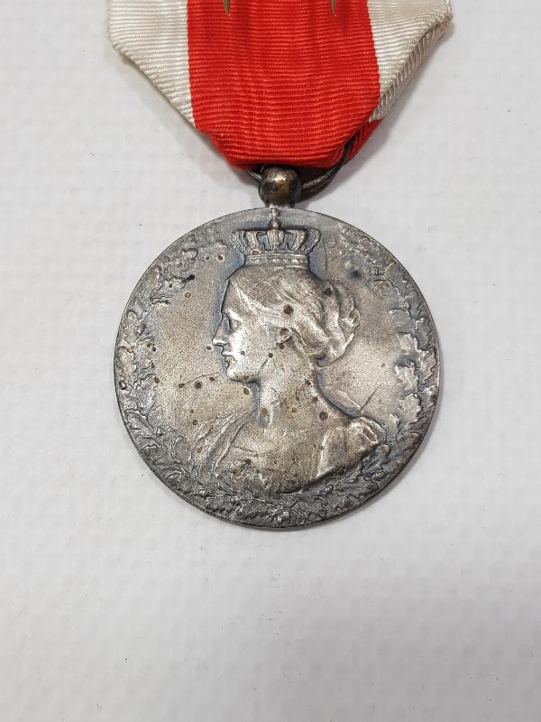 1. DÜNYA SAVAŞI 1914-1918 TARİHLİ KUTUSUNDA GÜMÜŞ MADALYA