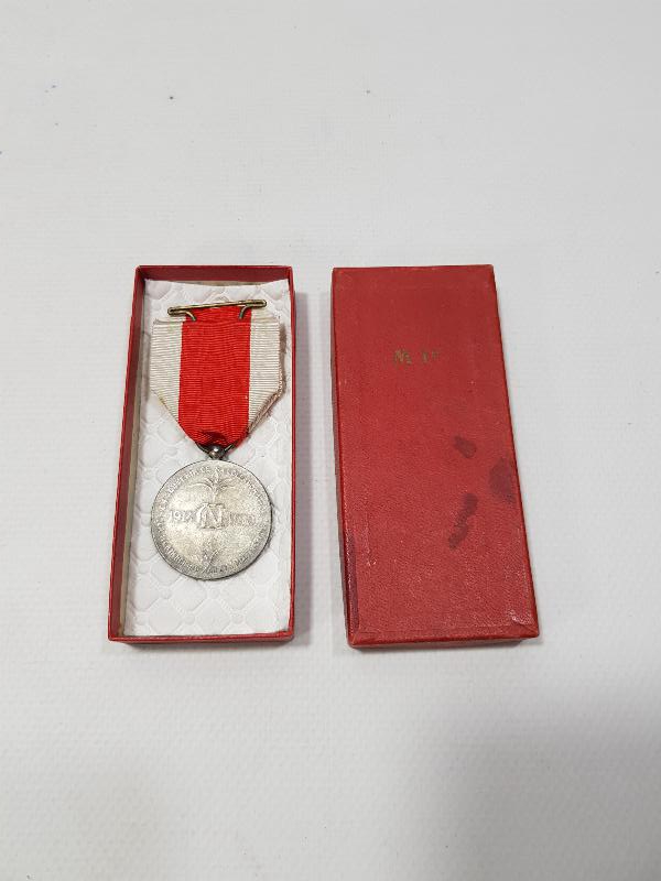 1. DÜNYA SAVAŞI 1914-1918 TARİHLİ KUTUSUNDA GÜMÜŞ MADALYA