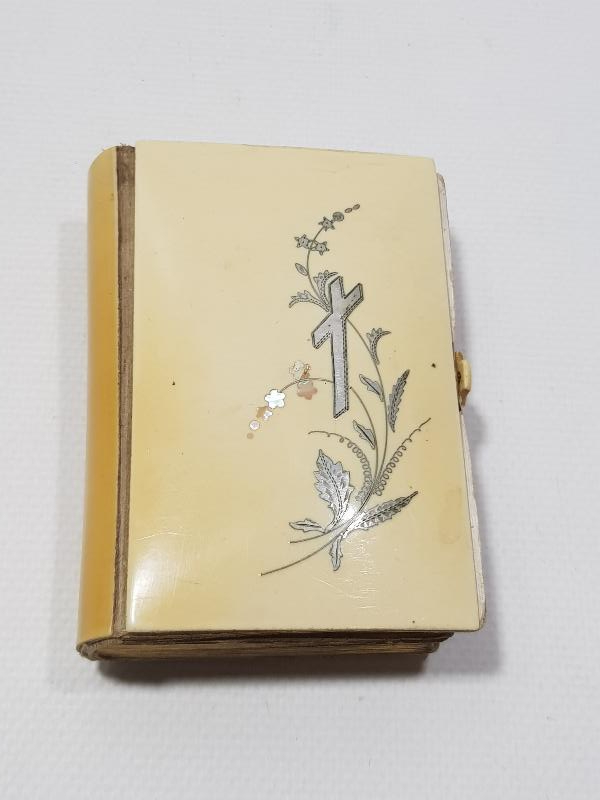 1874 TARİHLİ BAKALİT CİLTLİ GÜMÜŞ KAKMALI NADİR CEP İNCİLİ