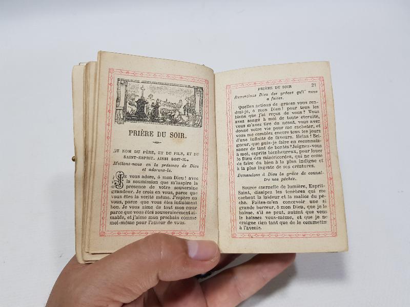 1874 TARİHLİ BAKALİT CİLTLİ GÜMÜŞ KAKMALI NADİR CEP İNCİLİ