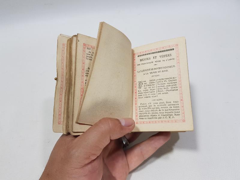 1874 TARİHLİ BAKALİT CİLTLİ GÜMÜŞ KAKMALI NADİR CEP İNCİLİ