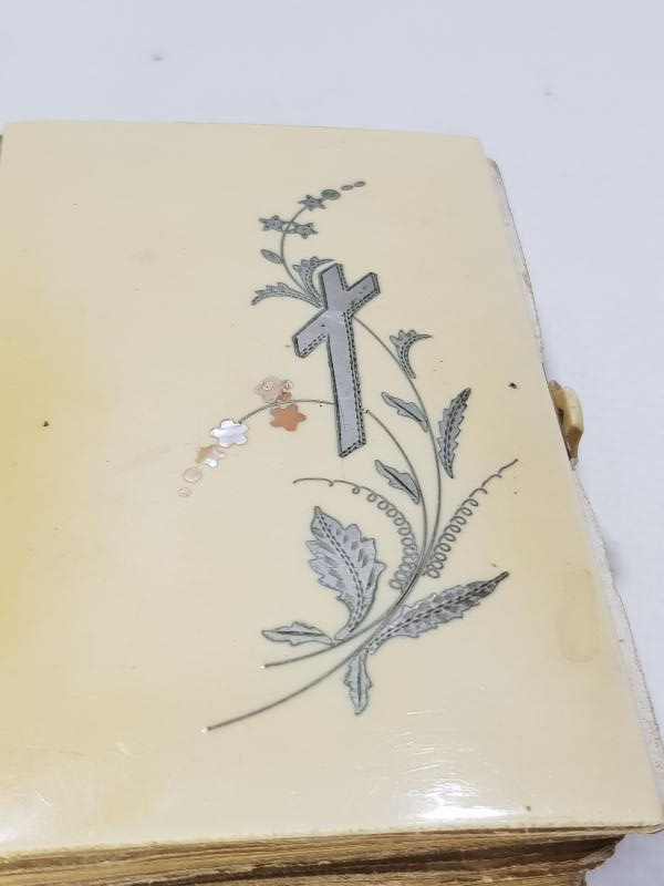 1874 TARİHLİ BAKALİT CİLTLİ GÜMÜŞ KAKMALI NADİR CEP İNCİLİ