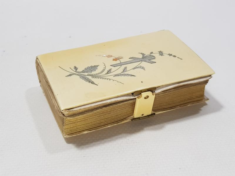 1874 TARİHLİ BAKALİT CİLTLİ GÜMÜŞ KAKMALI NADİR CEP İNCİLİ