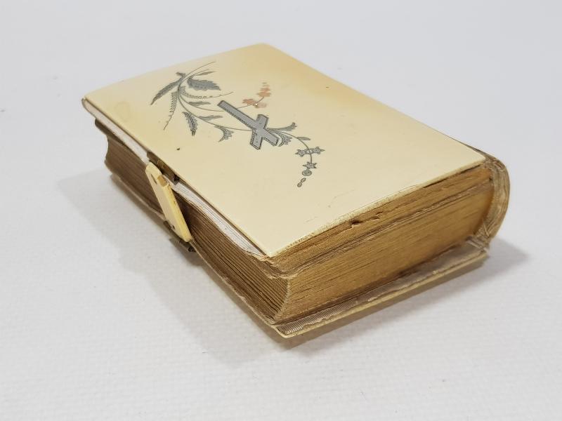 1874 TARİHLİ BAKALİT CİLTLİ GÜMÜŞ KAKMALI NADİR CEP İNCİLİ