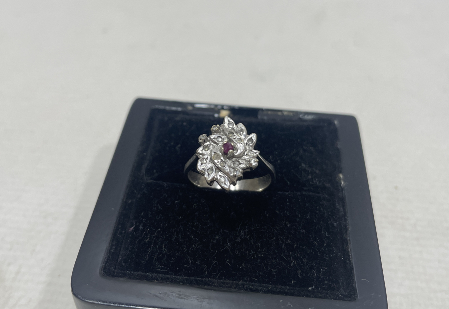 PIRLANTA TAŞLI PAPATYA MODEL YÜZÜK