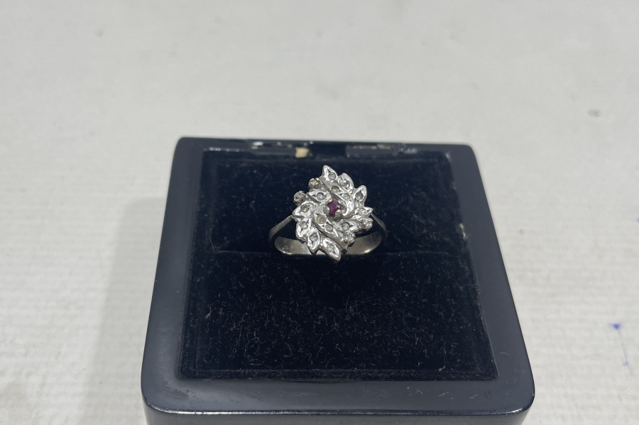 PIRLANTA TAŞLI PAPATYA MODEL YÜZÜK