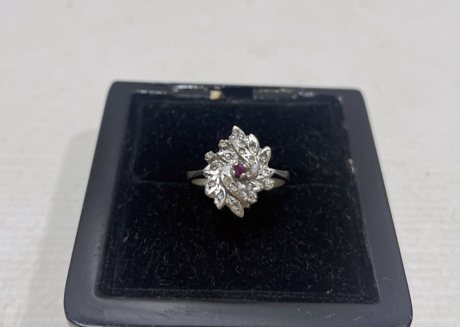 PIRLANTA TAŞLI PAPATYA MODEL YÜZÜK