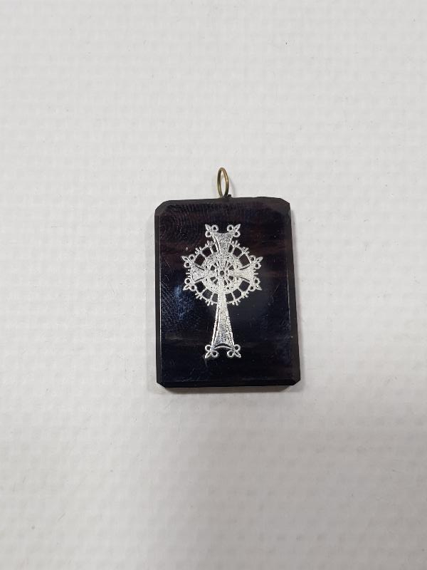 SİYAH AKİK TAŞI ÜZERİ GÜMÜŞ ÇAKMA HAÇ KOLYE UCU