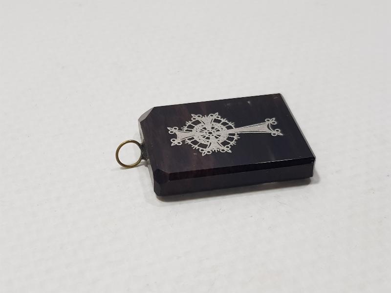 SİYAH AKİK TAŞI ÜZERİ GÜMÜŞ ÇAKMA HAÇ KOLYE UCU