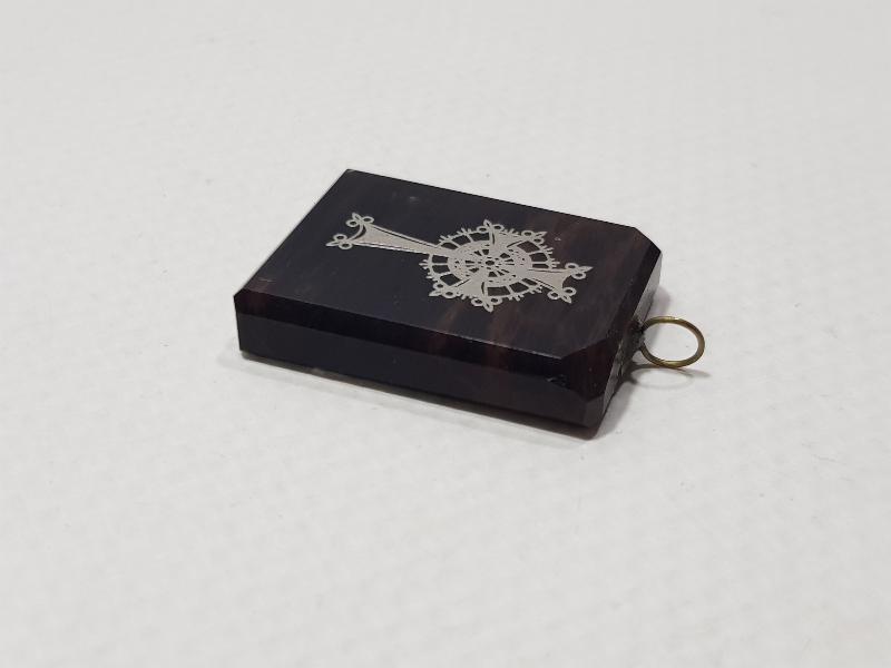 SİYAH AKİK TAŞI ÜZERİ GÜMÜŞ ÇAKMA HAÇ KOLYE UCU