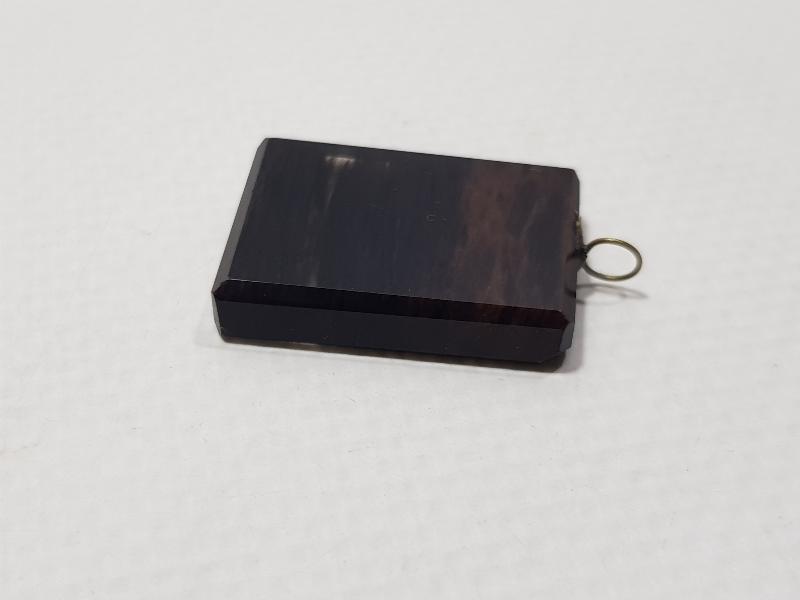 SİYAH AKİK TAŞI ÜZERİ GÜMÜŞ ÇAKMA HAÇ KOLYE UCU