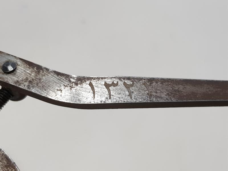 ÜZERİNDE OSMANLICA İSTANBUL 1321 YAZILI DIŞ BÜKEY KUMPAS