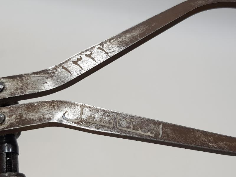 ÜZERİNDE OSMANLICA İSTANBUL 1321 YAZILI DIŞ BÜKEY KUMPAS