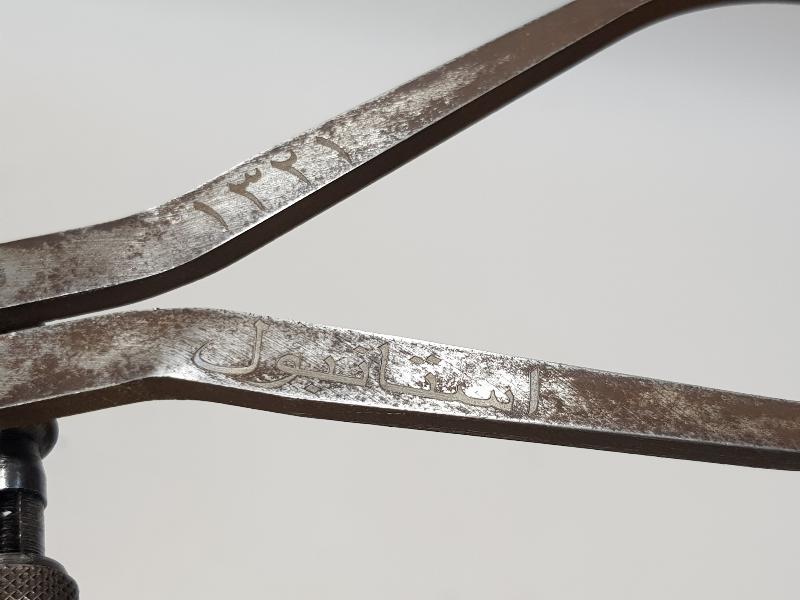 ÜZERİNDE OSMANLICA İSTANBUL 1321 YAZILI DIŞ BÜKEY KUMPAS